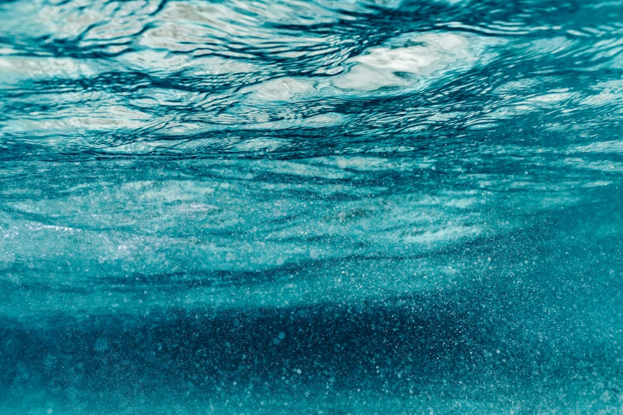 A vízszűrő kancsó egy olyan eszköz, amely segít megtisztítani a csapvízet a káros anyagoktól és szennyeződésektől. A kancsóban található szűrőbetét eltávolítja a klórt, a nehézfémeket, a szerves szennyeződéseket és más káros anyagokat, így biztosítva, hogy a fogyasztott víz tiszta és egészséges legyen. A vízszűrő kancsók rendkívül hatékonyak és praktikusak, hiszen egyszerűen használhatók otthon, és segítenek csökkenteni a műanyag palackok használatát is.