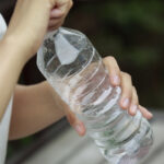 A műanyag palackok jelentős környezeti hatással bírnak a gyártási folyamatuktól kezdve egészen a hulladékkezelésig. Ezeknek a kevésbé elkerülhető hatásoknak a megértése kulcsfontosságú a fenntarthatóbb alternatívák felé való elmozdulás szempontjából.